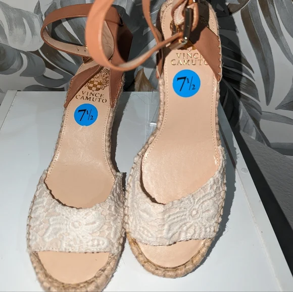 Vince Camuto wedge - Picture 2 of 4